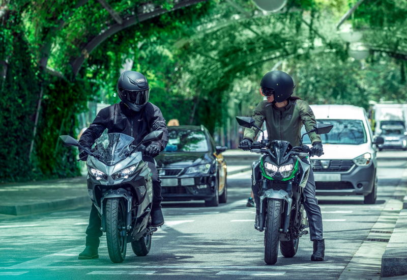 Kawasaki представляет серийные электрические мотоциклы: Ninja E-1 ABS и Z E-1 ABS