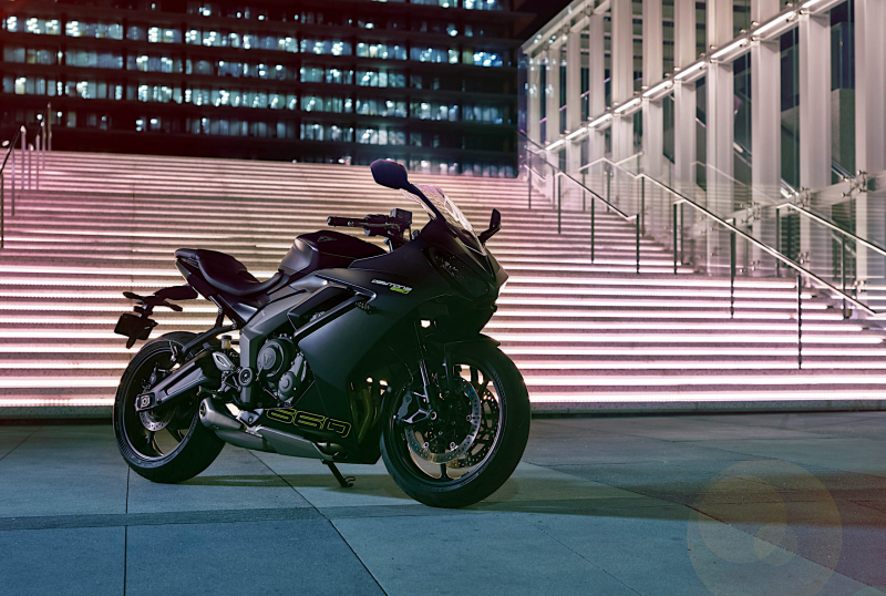 Triumph представляет удивительно мощную Daytona 660 по очень конкурентоспособной цене