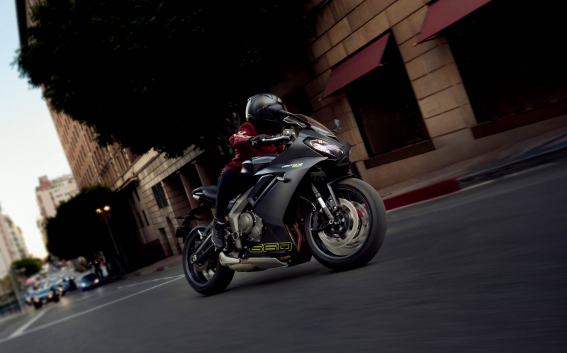 Triumph представляет удивительно мощную Daytona 660 по очень конкурентоспособной цене