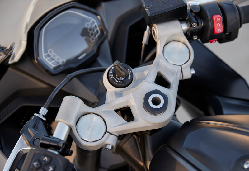 Triumph представляет удивительно мощную Daytona 660 по очень конкурентоспособной цене