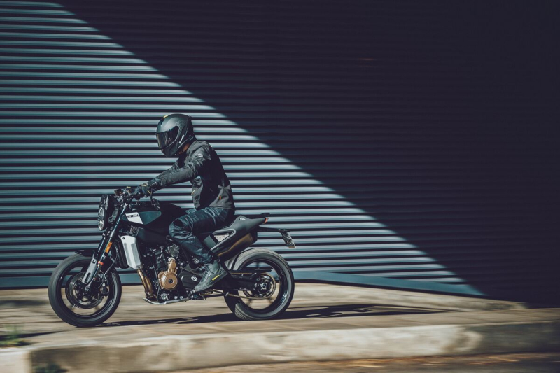 Husqvarna представляет Svartpilen 801 2024 года: универсальный мотоцикл стандартного типа с параллельным сдвоенным двигателем