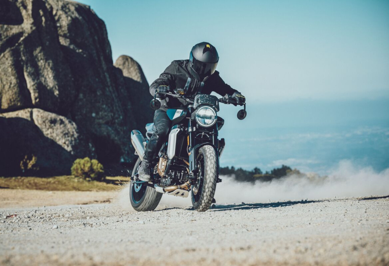 Husqvarna представляет Svartpilen 801 2024 года: универсальный мотоцикл стандартного типа с параллельным сдвоенным двигателем