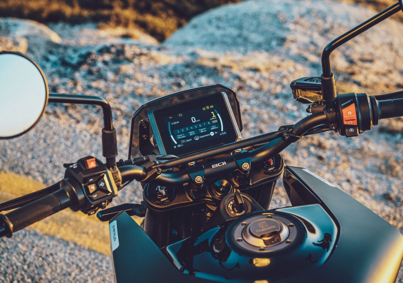 Husqvarna представляет Svartpilen 801 2024 года: универсальный мотоцикл стандартного типа с параллельным сдвоенным двигателем